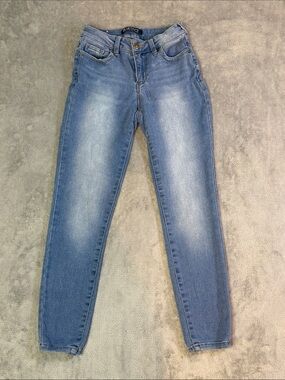 Women's Skinny Stretch Jeans in Medium Blue Wash